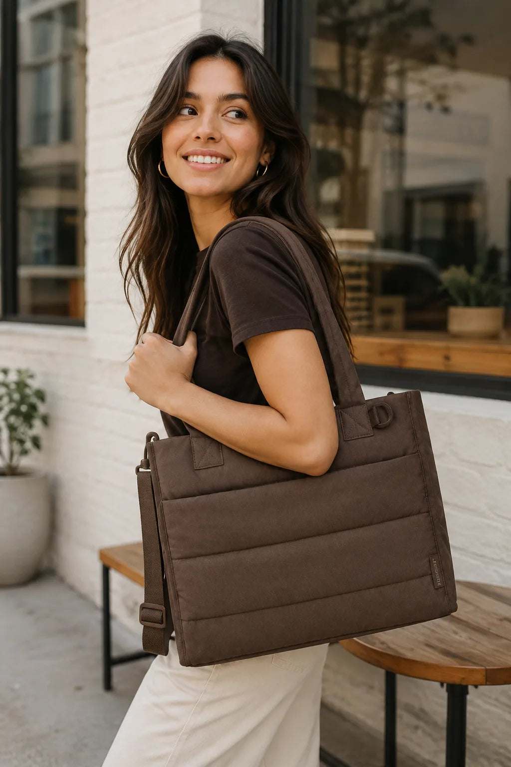 Bolsa Tote Boxy Média - foto lifestyle, cor café