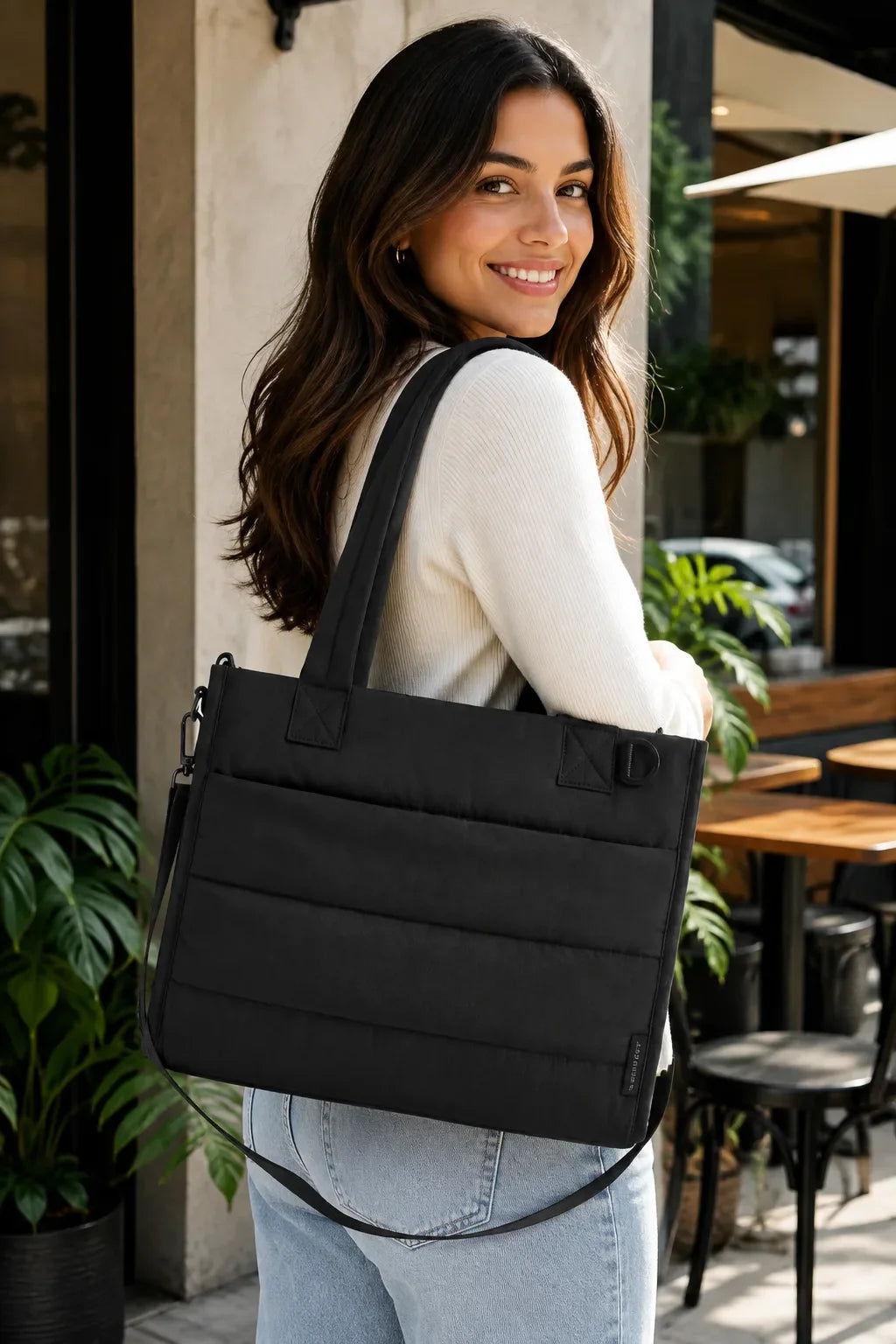 Bolsa Tote Boxy Pequena - foto lifestyle, cor preta