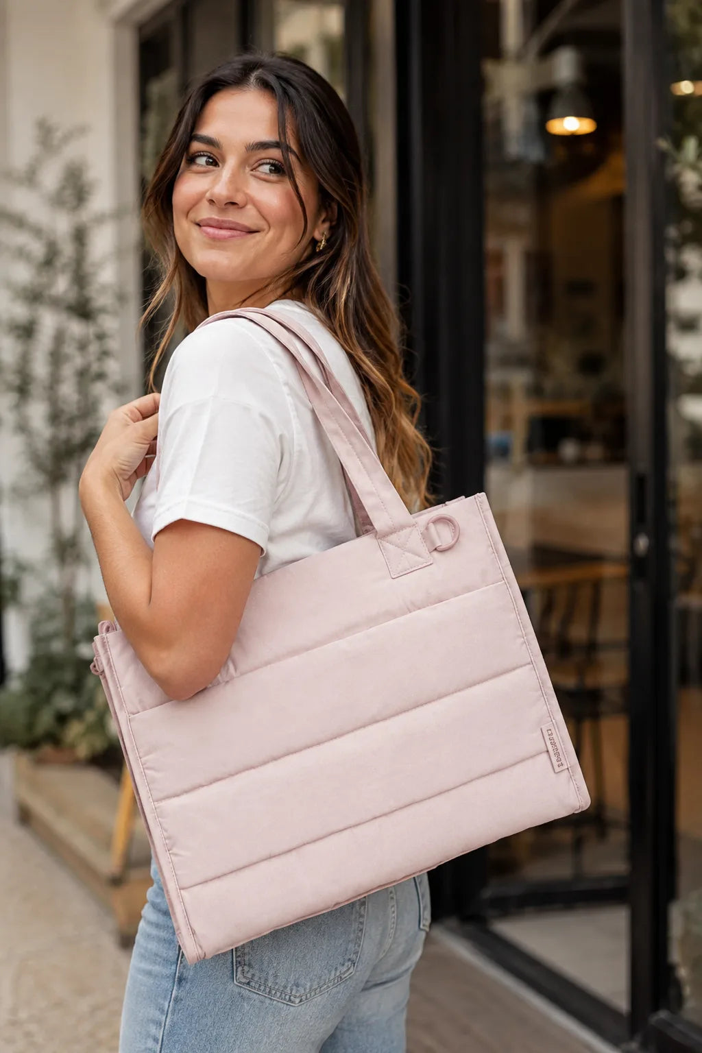 Bolsa Tote Boxy Média - foto lifestyle, cor rosa