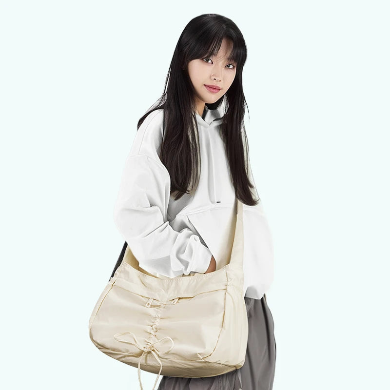 Bolsa Transversal Bolinho Cor Bege - foto lifestyle