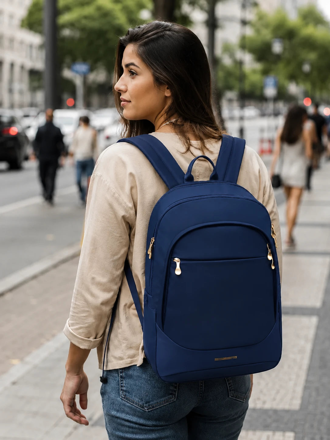 Mochila de Viagem Antifurto Bags Mart Azul - Foto Lifestyle Uso Urbano
