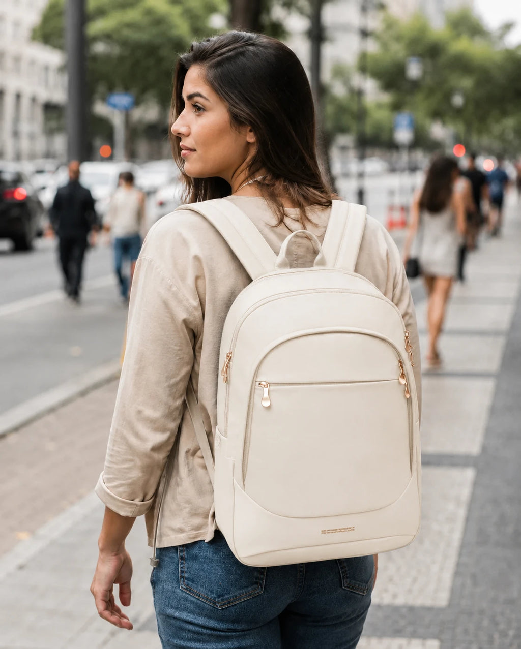 Mochila de Viagem Antifurto Bags Mart Bege - Foto Lifestyle Uso Urbano