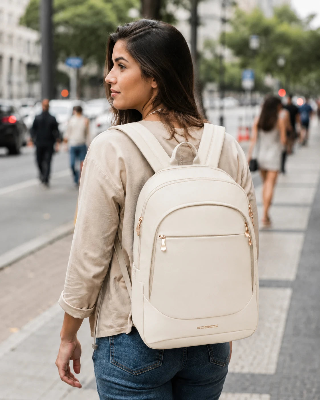 Mochila de Viagem Antifurto Bags Mart Bege - Foto Lifestyle Uso Urbano