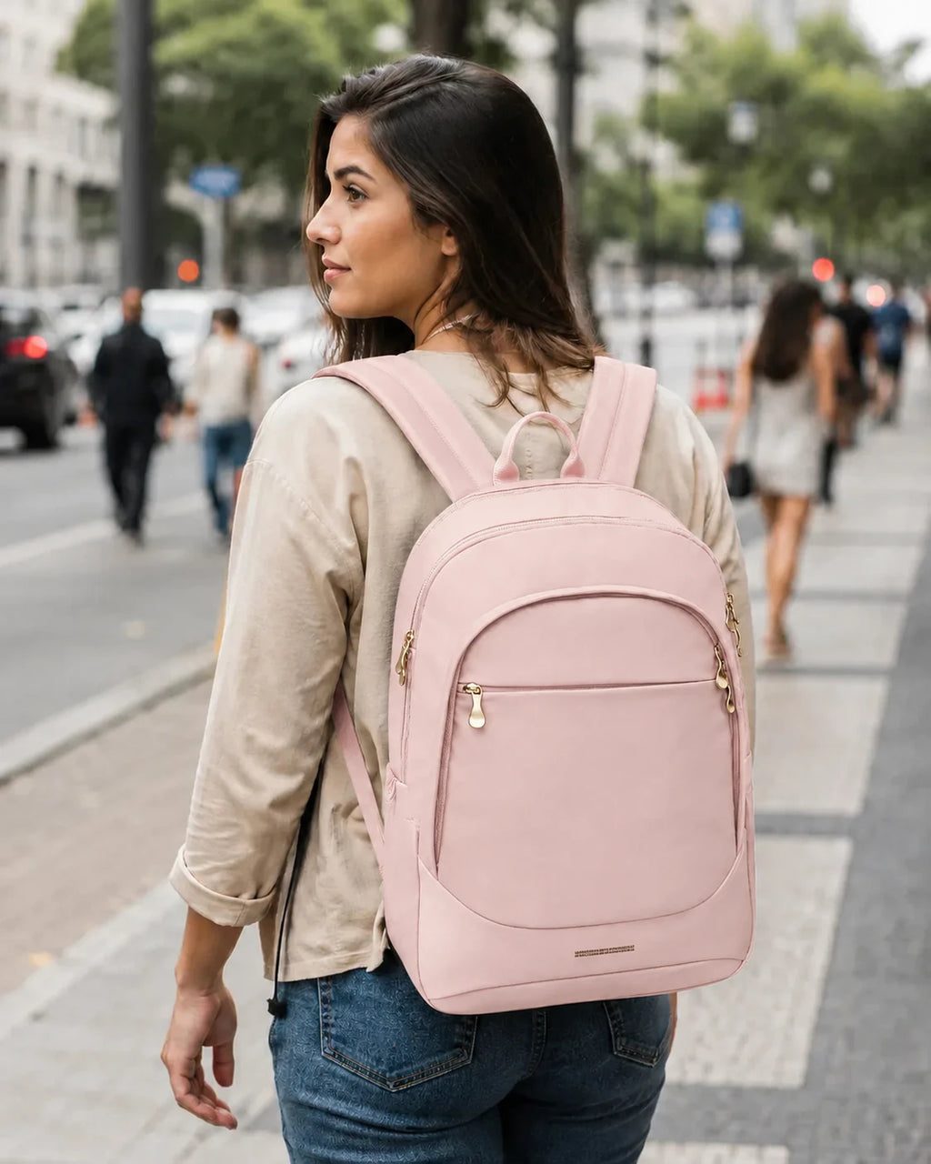 Mochila de Viagem Antifurto Bags Mart Rosa - Foto Lifestyle Uso Urbano
