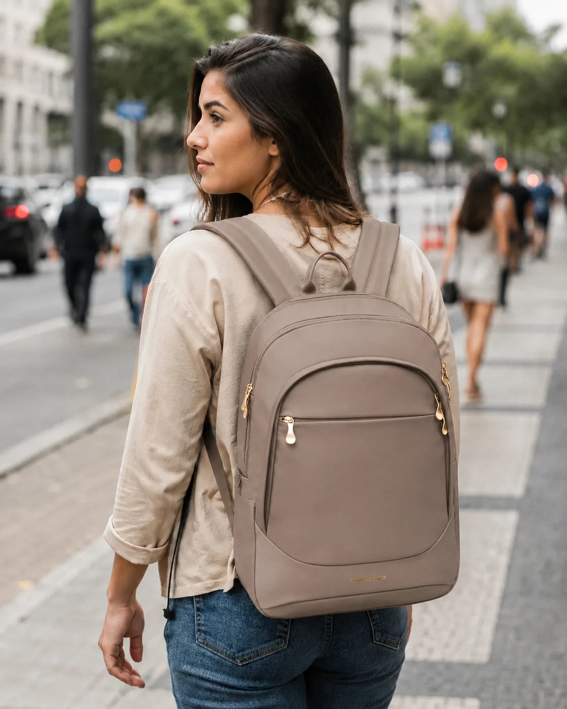 Mochila de Viagem Antifurto Bags Mart Marrom - Foto Lifestyle Uso Urbano