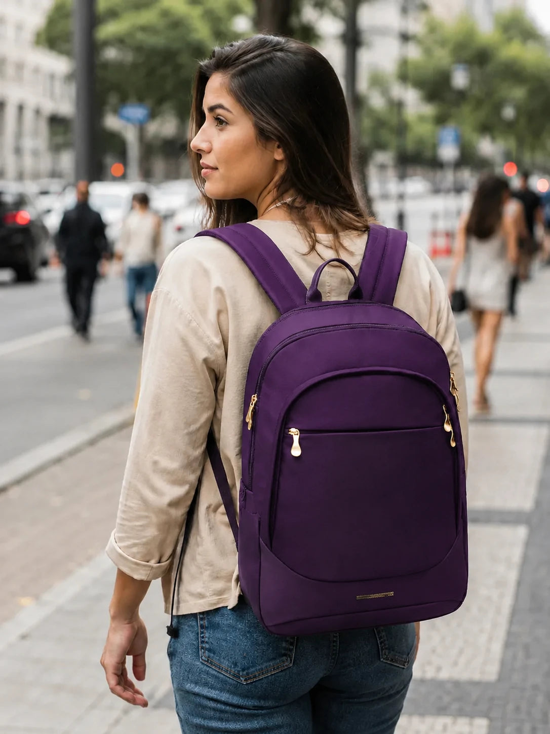 Mochila de Viagem Antifurto Bags Mart Roxo - Foto Lifestyle Uso Urbano