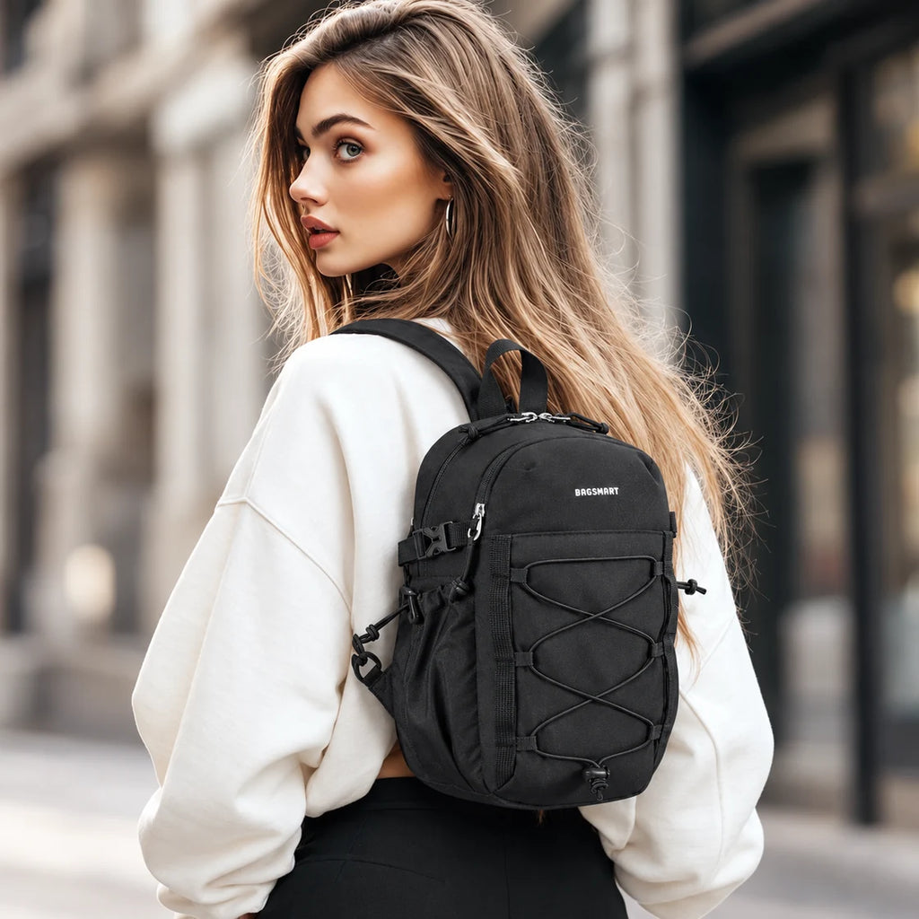 Produto em uso da mini mochila esportiva Bags Mart cor Preto