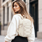 Produto em uso da mini mochila esportiva Bags Mart cor Bege