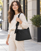 Bolsa de Ombro Feminina com Laço Bags Mart Cor Preto — produto em uso
