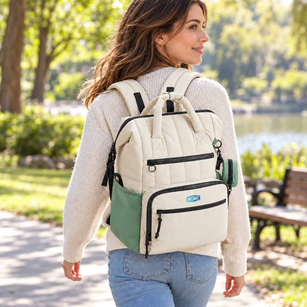 Mochila de Fraldas 25 L com Trocador Bags Mart Cor Verde — produto em uso
