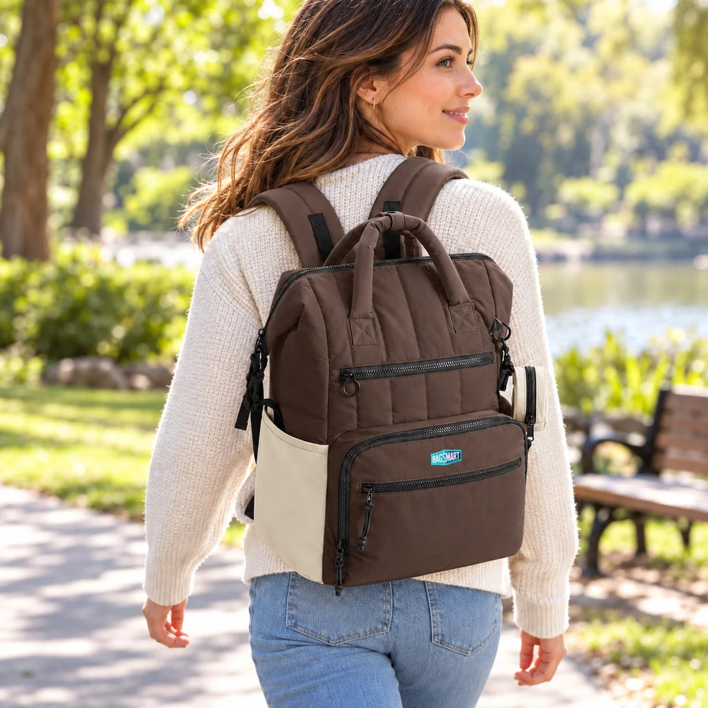 Mochila de Fraldas 25 L com Trocador Bags Mart Cor Marrom — produto em uso