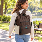 Mochila de Fraldas 25 L com Trocador Bags Mart Cor Marrom — produto em uso