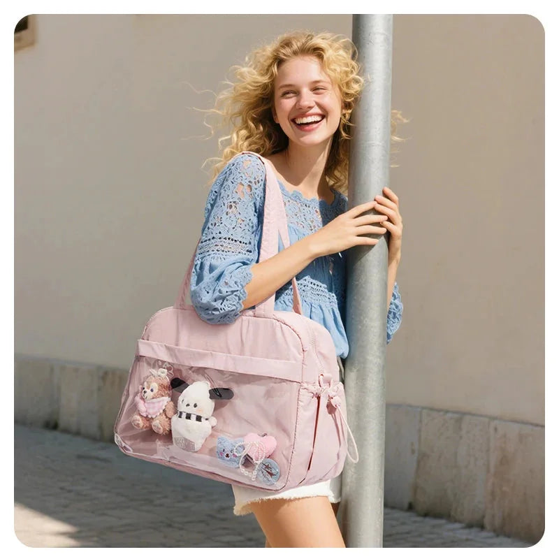Bolsa Duffel Transversal Feminina Casual Bags Mart Cor Rosa — produto em uso