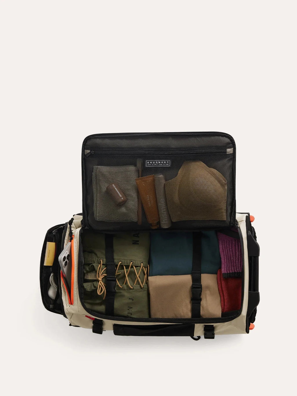 Mochila de Viagem com Rodas 43 L Bags Mart Cor Bege — interior com roupas e objetos de demonstração
