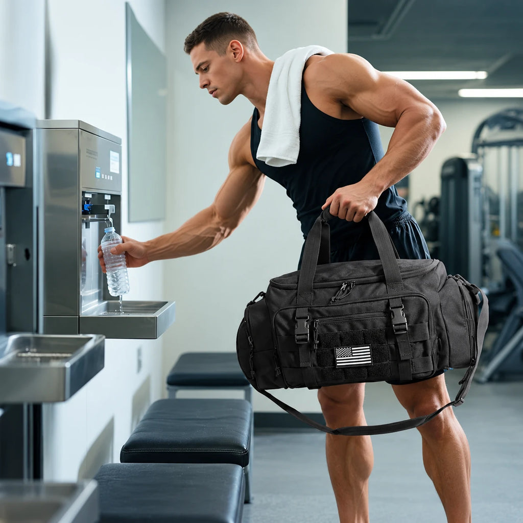 Mochila Tática Masculina 33 L com Compartimento para Sapatos Bags Mart Cor Preto — produto em uso