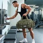 Mochila Tática Masculina 33 L com Compartimento para Sapatos Bags Mart Cor Verde Exército — produto em uso