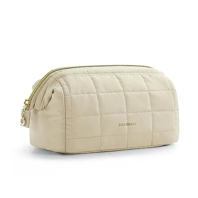 Produto em destaque — Necessaire de Maquiagem Puffer Acolchoada Bags Mart Cor Bege