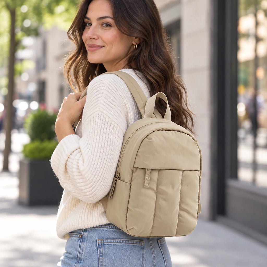 Mochila pequena acolchoada Bags Mart cor cáqui — mochila em uso