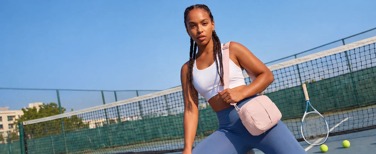Bolsa Transversal Compacta 9 L com Alça Conversível Bags Mart Cor Rosa — produto em uso