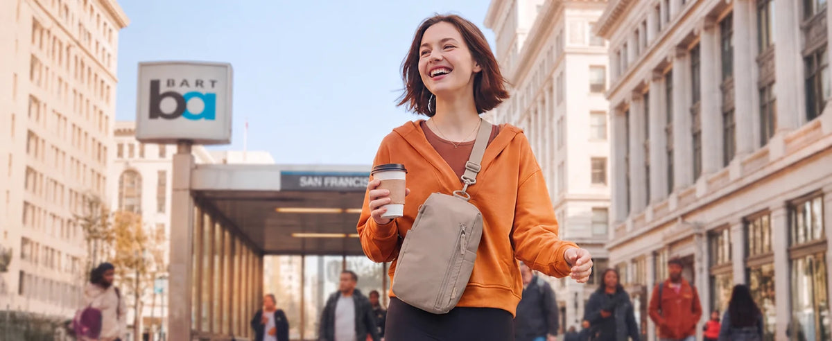 Bolsa Transversal Compacta 9 L com Alça Conversível Bags Mart Cor Marrom — produto em uso