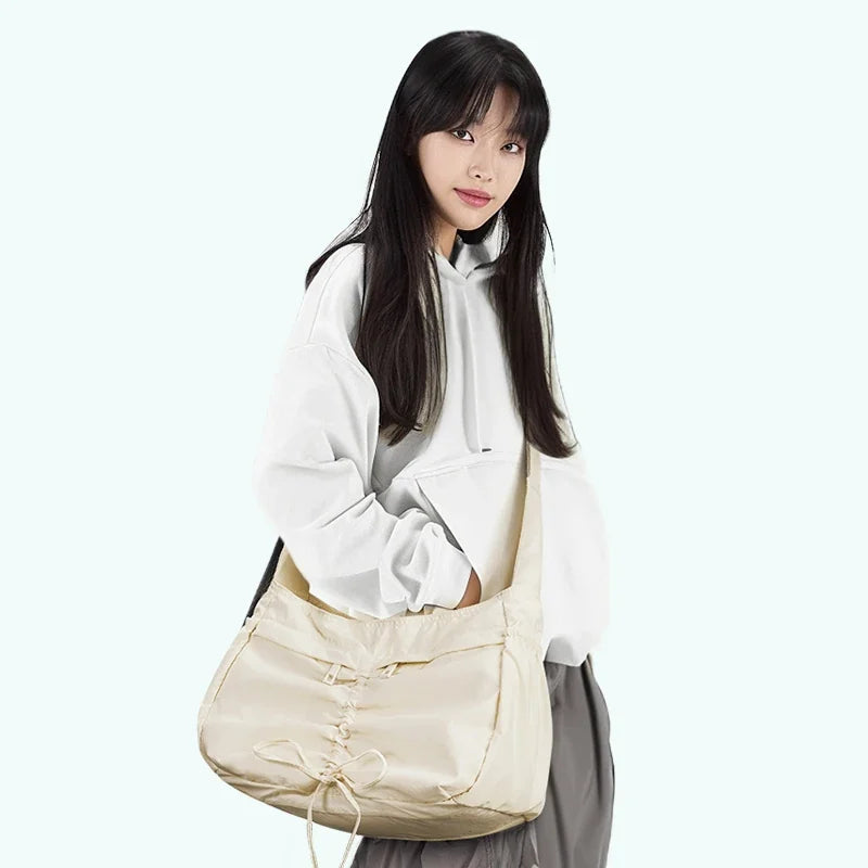 Bolsa Transversal Formato Bolinho Bags Mart Cor Bege — Foto original em uso