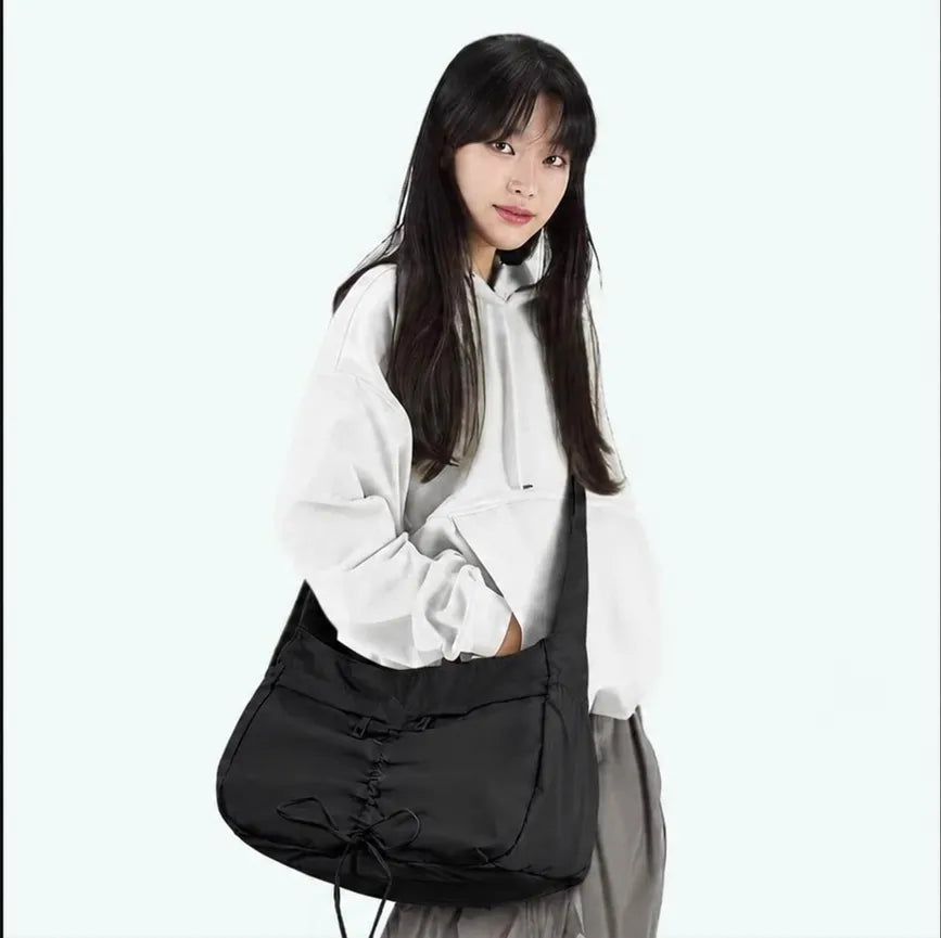 Bolsa Transversal Bolinho Cor Preto - foto lifestyle