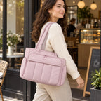 Bolsa Feminina Acolchoada para Notebook com Compartimentos Bags Mart Cor Rosa — Produto em uso
