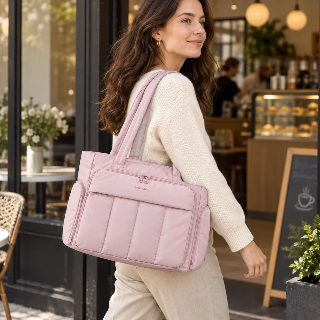 Bolsa Feminina Acolchoada para Notebook com Compartimentos Bags Mart Cor Rosa — Produto em uso