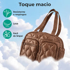 Bolsa Tote Feminina Acolchoada com Bolsos Bags Mart Cor Marrom — textura do material e resistência a respingos