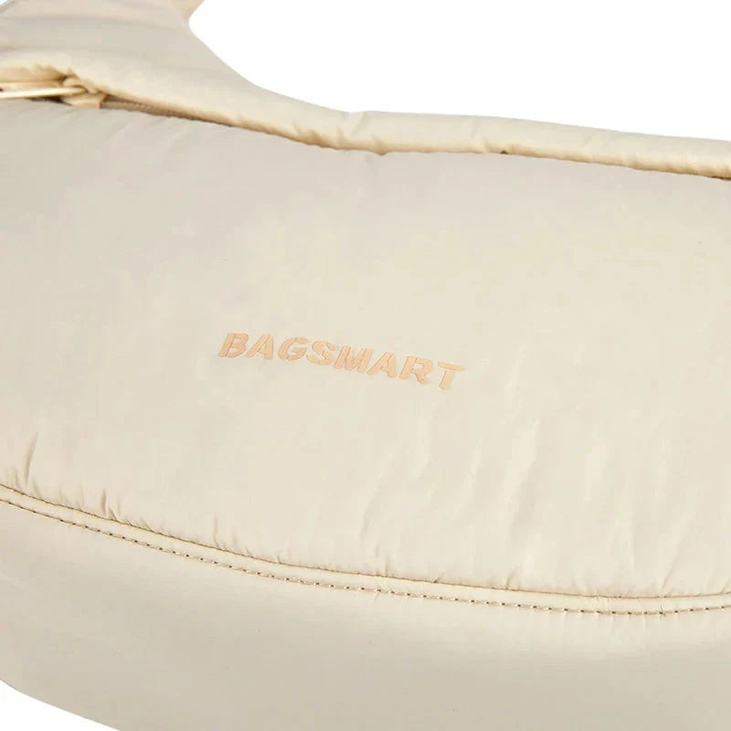 Bolsa Transversal Feminina Casual Bags Mart Cor Bege — detalhe do tecido, zíper e logotipo