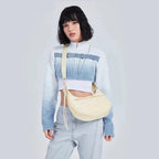 Bolsa Transversal Feminina Casual Bags Mart Cor Bege — em uso, vista frontal