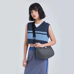 Bolsa Transversal Feminina Casual Bags Mart Cor Cinza — em uso, vista frontal