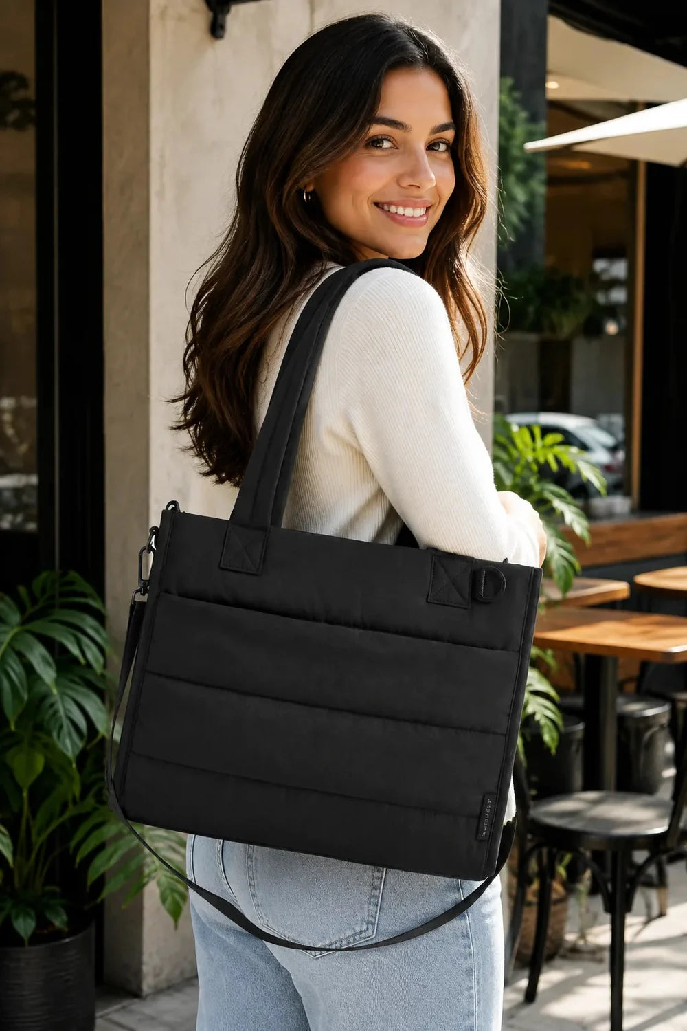 Bolsa Tote Boxy Média Bags Mart Cor Preta — Em uso