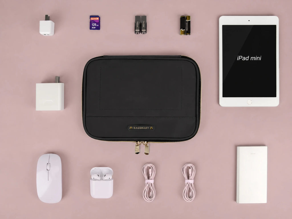Organizador de Cabos para Viagem à Prova d'Água Bags Mart Cor Preto - flatlay com acessórios