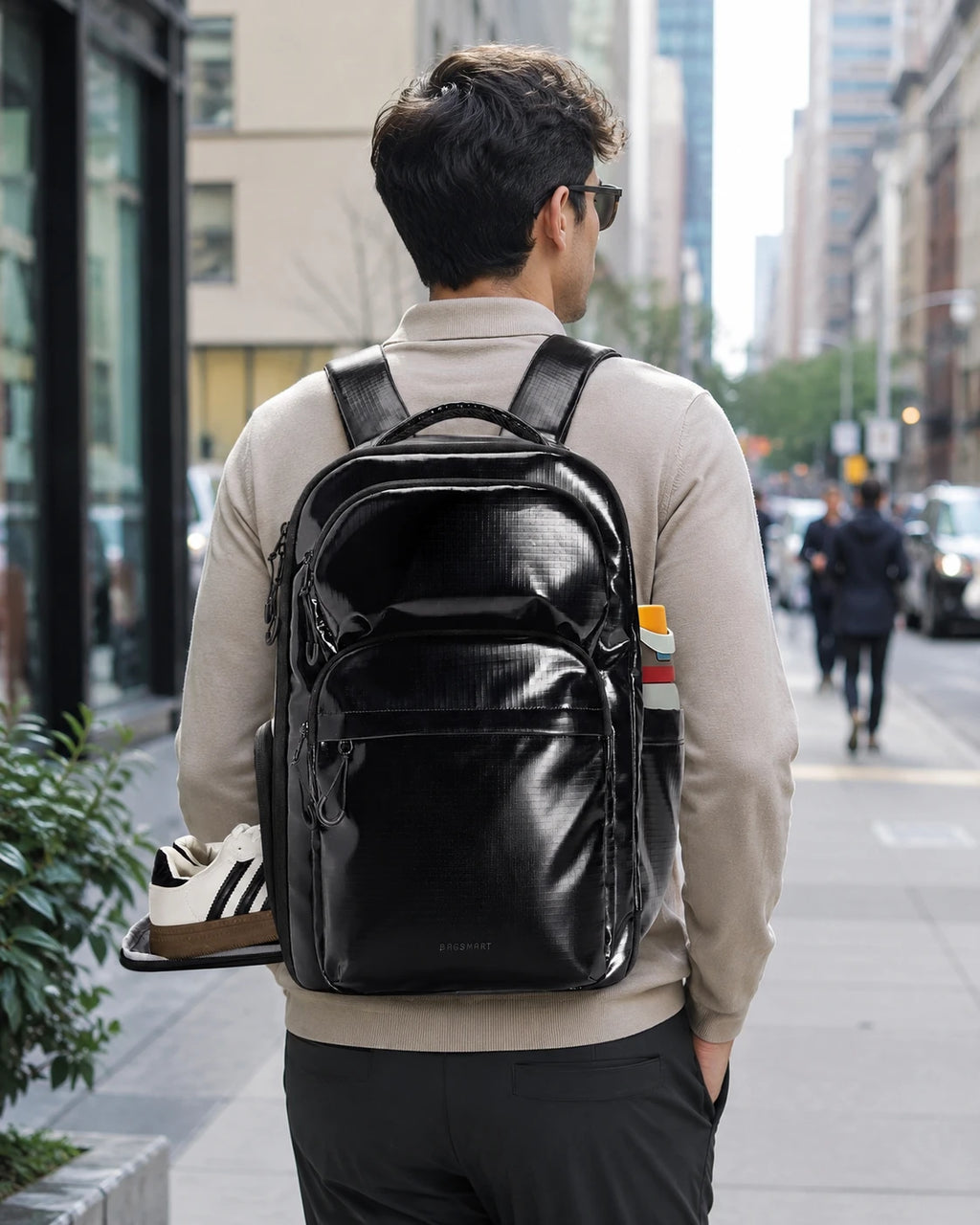 Mochila Executiva 27L Bags Mart Preto - Foto Lifestyle Uso Urbano