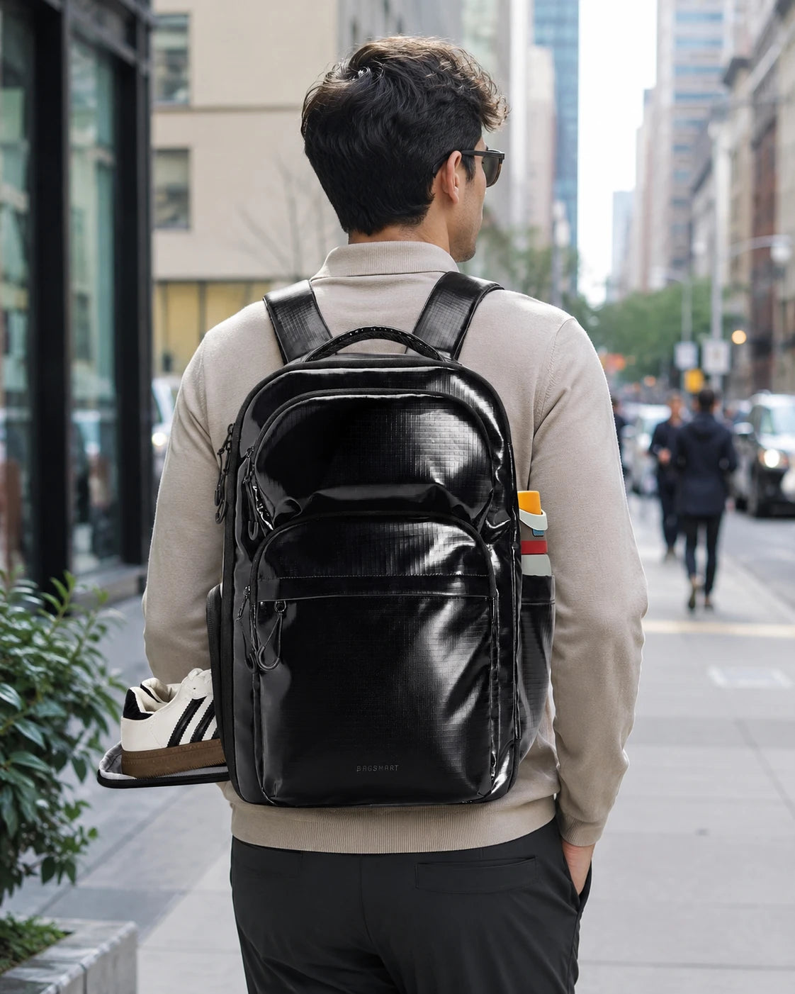 Mochila Executiva 27L Bags Mart Preto - Foto Lifestyle Uso Urbano