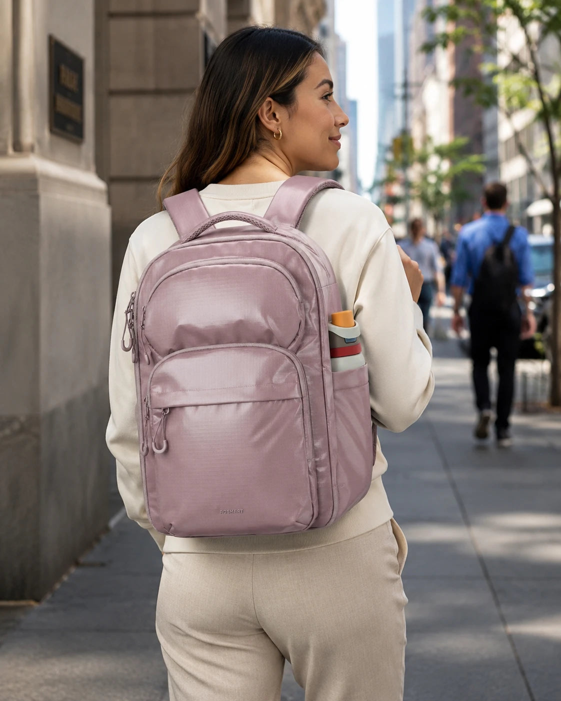 Mochila Executiva 27L Bags Mart Rosa - Foto Lifestyle Uso Urbano