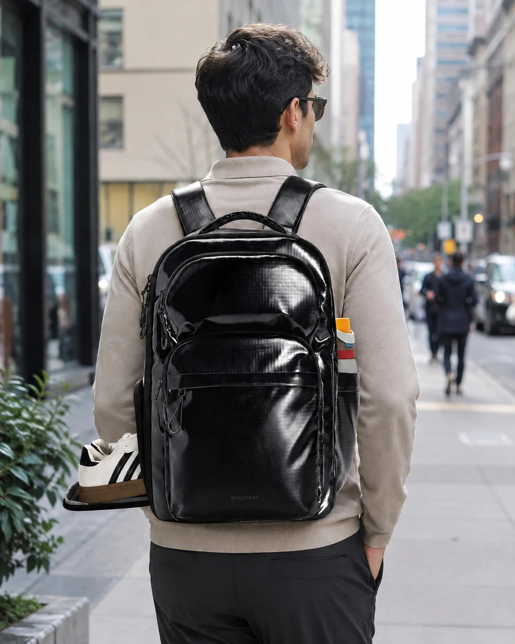 Mochila executiva de 30 L cor Preto em uso nas costas