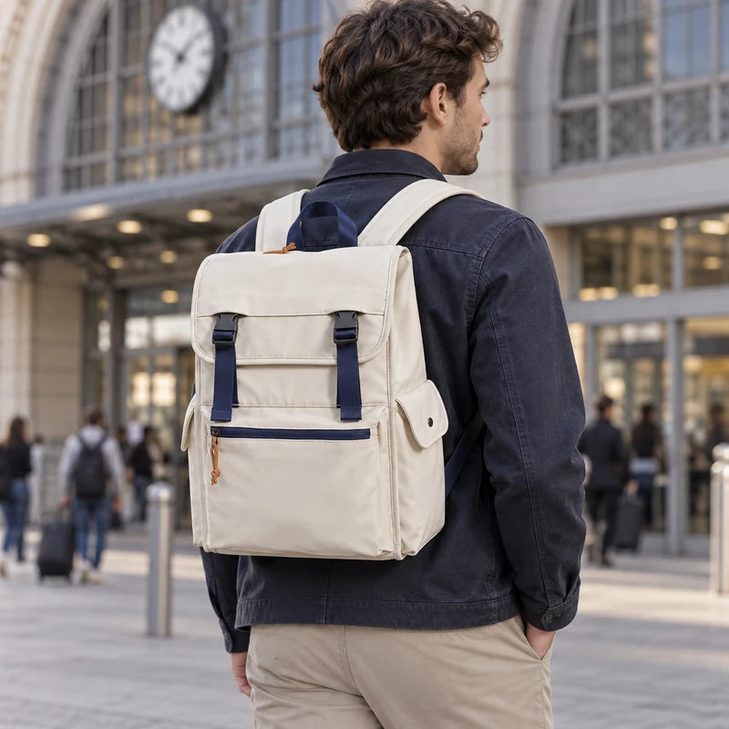 Mochila de Viagem Expansível 23 L Bags Mart Cor Bege — produto em uso
