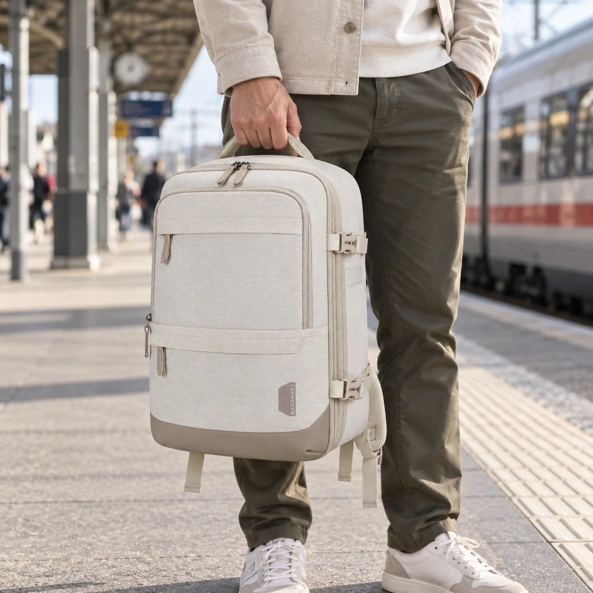 Mochila de Viagem Expansível 40 L com Organizadores Kit 4 Peças Bags Mart Cor Bege — produto em uso