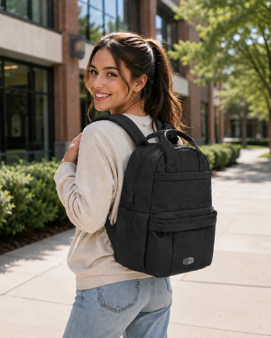 Mulher usando a Mochila Feminina para Notebook Bags Mart Preto no dia a dia