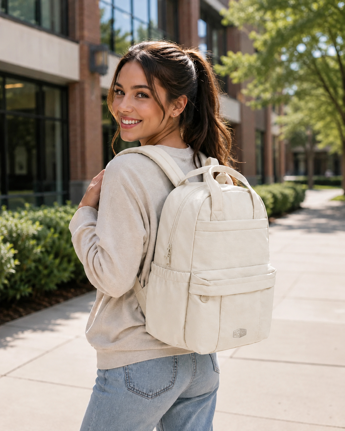 Mulher usando a Mochila Feminina para Notebook Bags Mart Bege no dia a dia