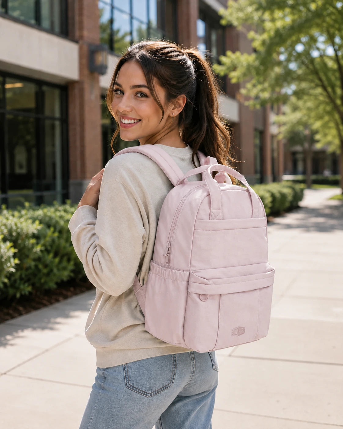 Mulher usando a Mochila Feminina para Notebook Bags Mart Rosa no dia a dia