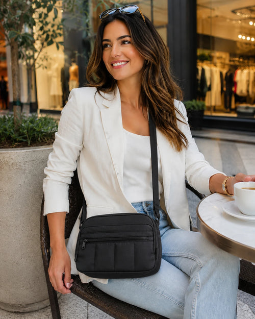 Mulher usando a Bolsa Transversal Feminina Hobo Bags Mart Preto no dia a dia
