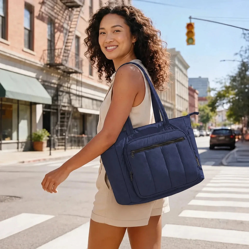 Kit Bolsa Tote Feminina com Necessaire (2 peças) Bags Mart Cor Azul Profundo — Produto em uso