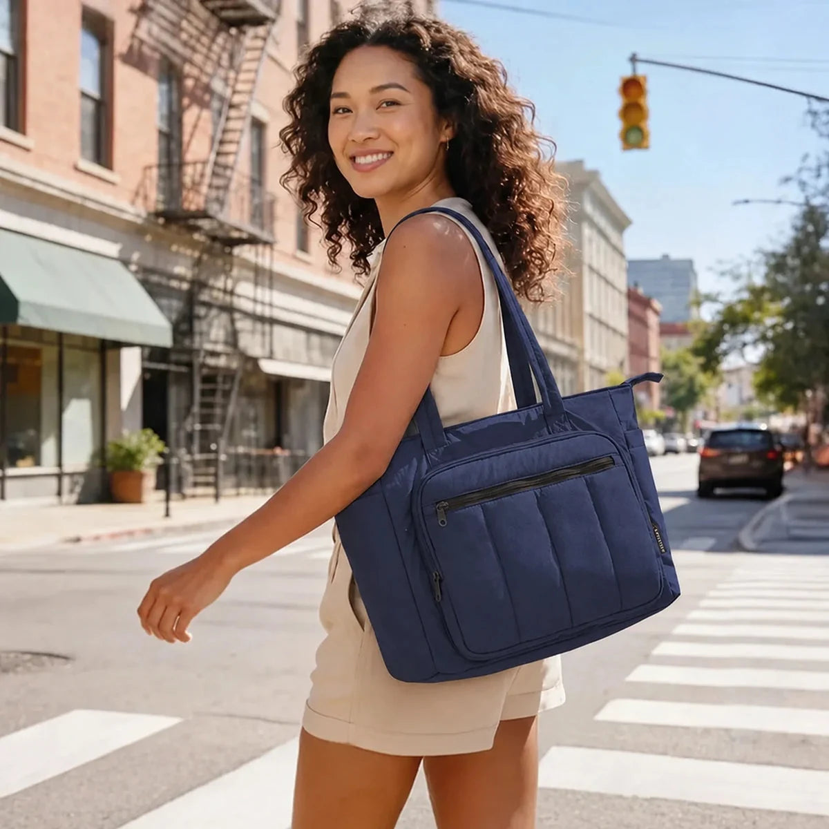 Kit Bolsa Tote Feminina com Necessaire (2 peças) Bags Mart Cor Azul Profundo — Produto em uso