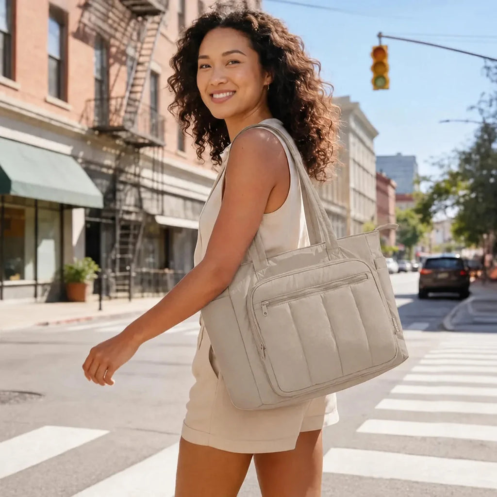 Kit Bolsa Tote Feminina com Necessaire (2 peças) Bags Mart Cor Cáqui — Produto em uso