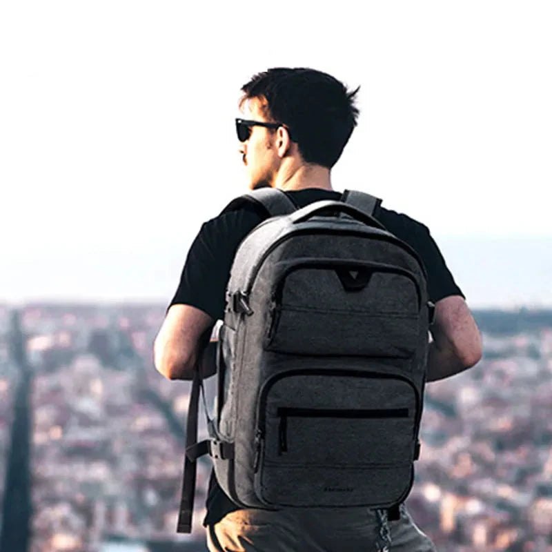 Mochila de viagem Cinza Bags Mart em uso nas costas