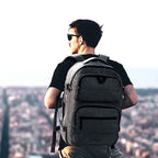 Mochila de viagem Cinza Bags Mart em uso nas costas