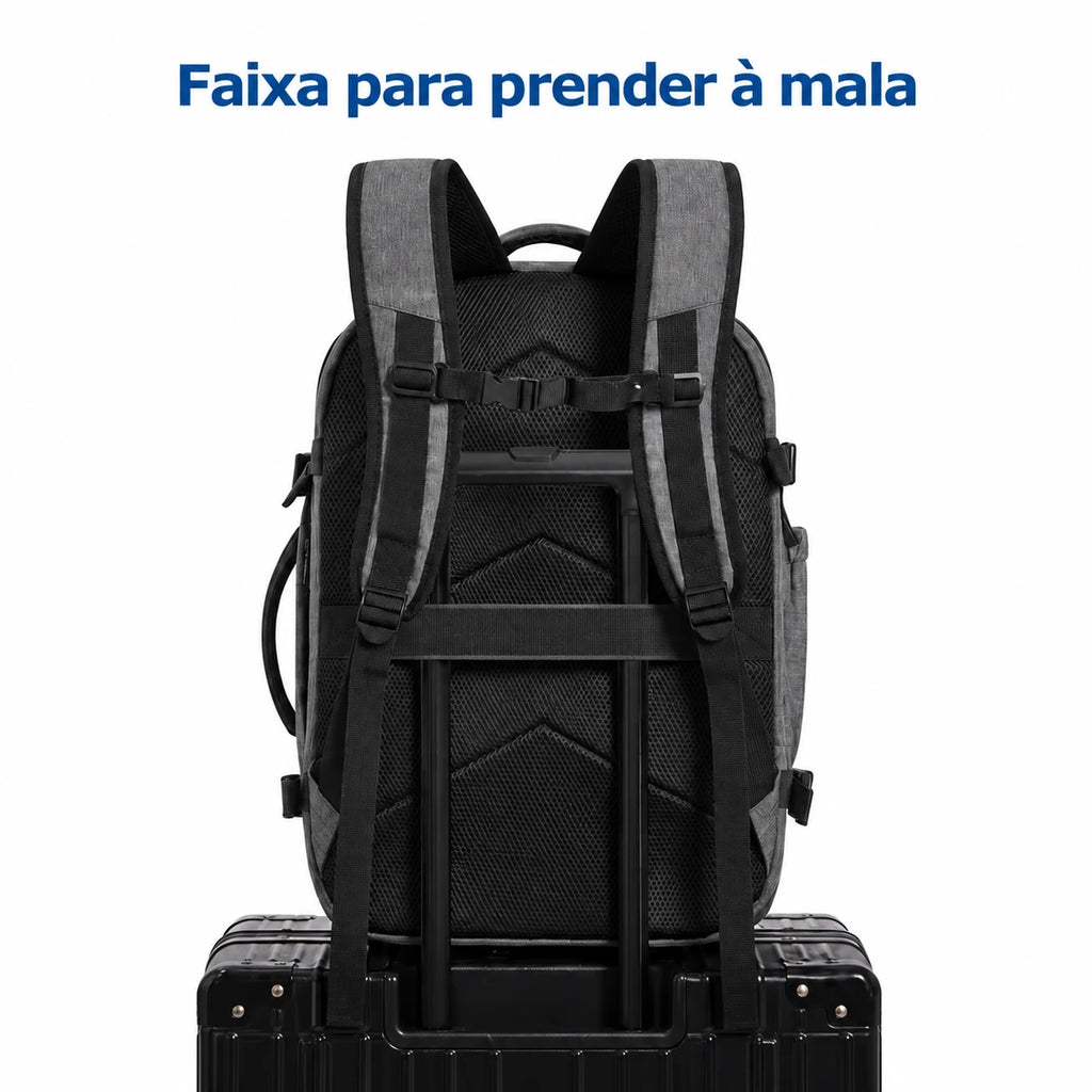 Faixa traseira da mochila Cinza presa ao puxador de uma mala